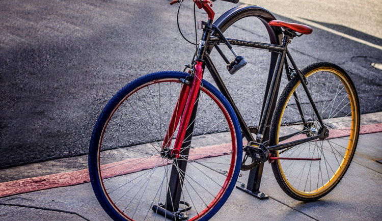 Cyklista se před jízdou posilnil třemi pivy, pak jel po chodníku. Hrozí mu pokuta až dvacet tisíc