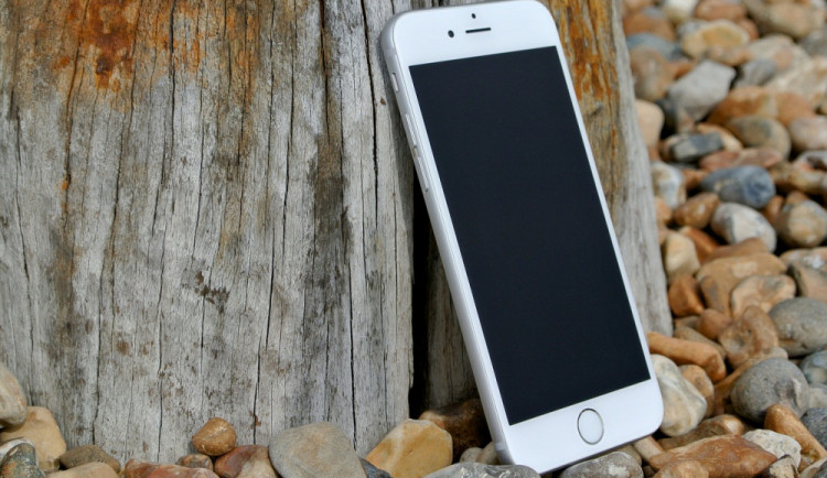 Patnáctiletá dívka zapomněla iPhone 8 na lavičce. Po sedmi minutách už na místě nebyl
