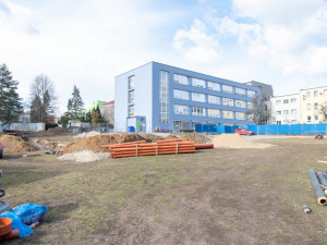 FOTO: V areálu Fakultní nemocnice se čile staví. Vzniká nová budova, parkoviště i operační sál