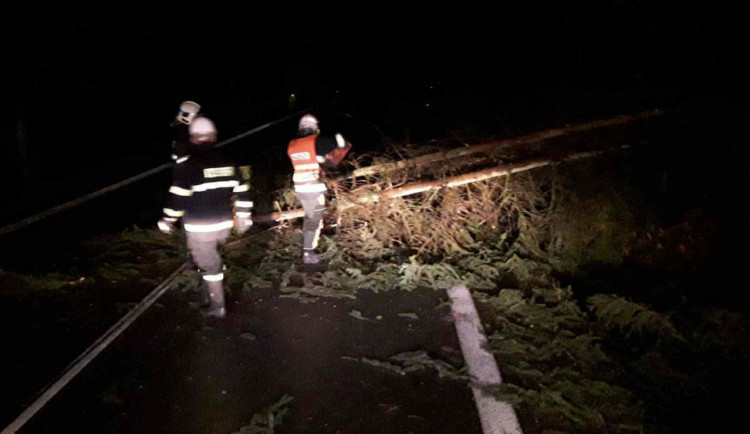 FOTO: Hasiči zasahují kvůli silnému větru. Vyjížděli k rozpadající se střeše, popadaným stromům a poškozené garáži