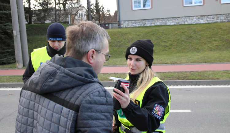V těchto dnech probíhá dopravně bezpečnostní akce. Policisté se zaměřují i na telefonování během jízdy