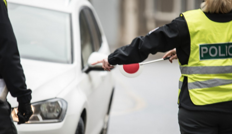 Policisté kontrolovali pásy, téměř dvě třetiny řidičů měly nějaký přestupek