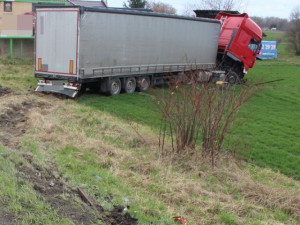 Řidič, který v Olomouci poslal kamion do pole, nebyl opilý. Vyvázl s pokutou