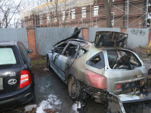 FOTO: V Olomouci hořely kontejnery. Oheň se rozšířil i na zaparkovaná auta