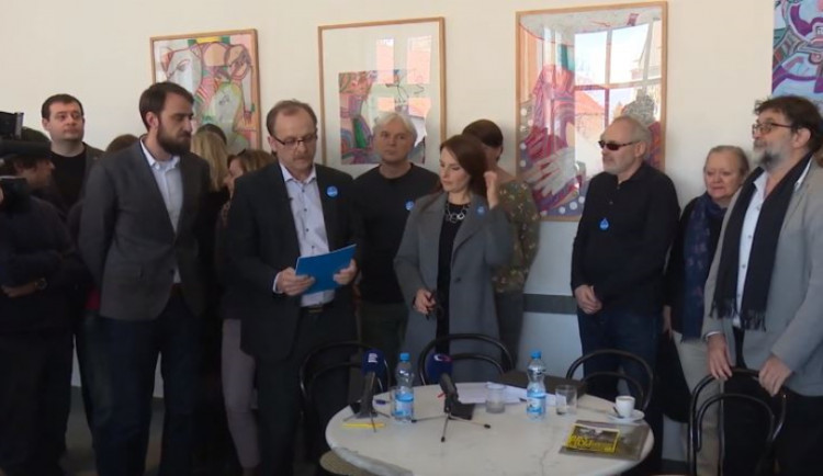 Zaměstnance Muzea umění Olomouc, kteří požadují rezignaci Antonína Staňka, podpořily známé osobnosti