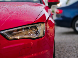 Zloději se nepodařilo nastartovat zaparkované Audi, majiteli pak interiér vystříkal neznámou chemikálií