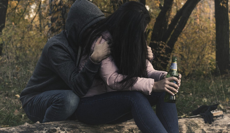 Na třídě Kosmonautů ležel na zemi mladý pár. Dívka byla pozvracená, mladík nebyl schopen chůze