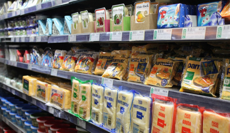 Opilý zloděj v obchodě propašoval pod bundou uzený sýr a láhev rumu. Nadýchal 2,41 promile a putoval na záchytku