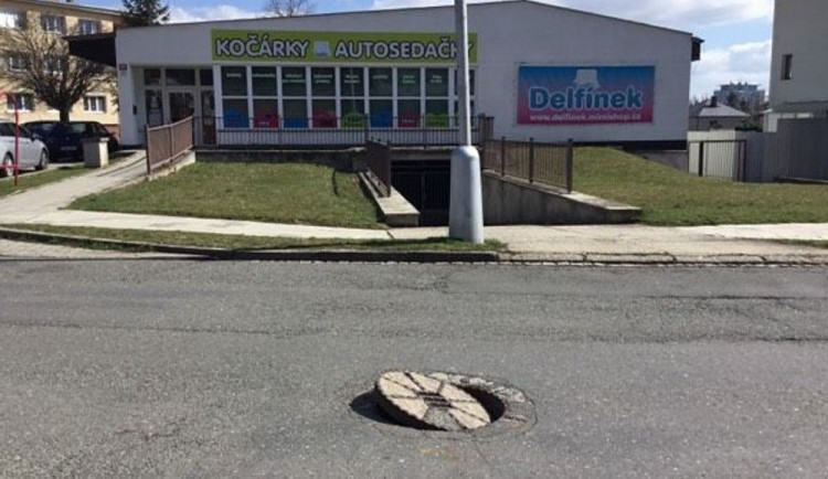 Na silnici v ulici Norská se uvolnilo víko kanálu. Situace ohrožovala bezpečnost silničního provozu