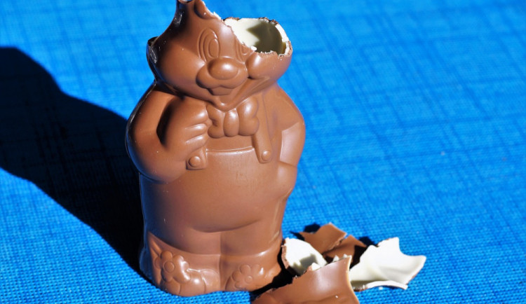 Žena sebrala v obchodě čokoládového zajíčka. Snědla ho dřív než došla k pokladně