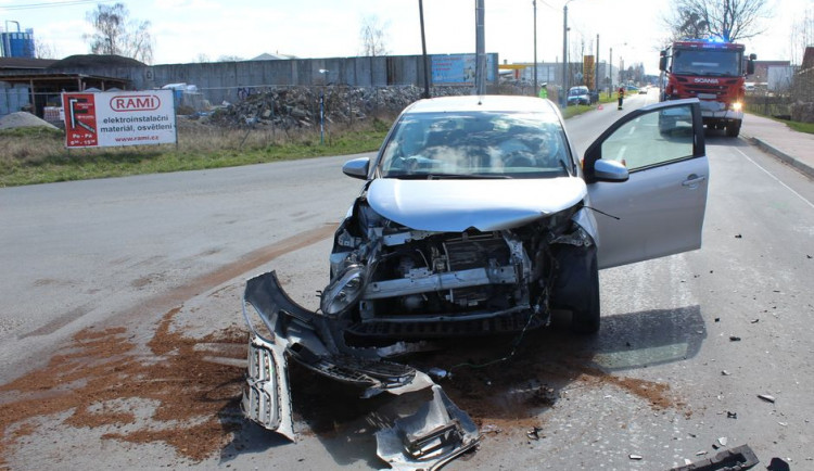 Na křižovatce v Uničově se srazila dvě auta. Zatím není jasné, proč k nehodě došlo