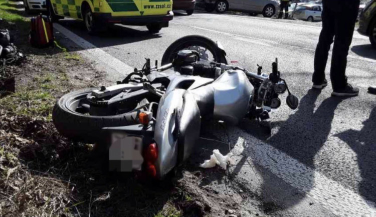 V Hranicích se srazilo auto s motorkou. Došlo k úniku provozních kapalin a jeden z řidičů byl převezen do nemocnice