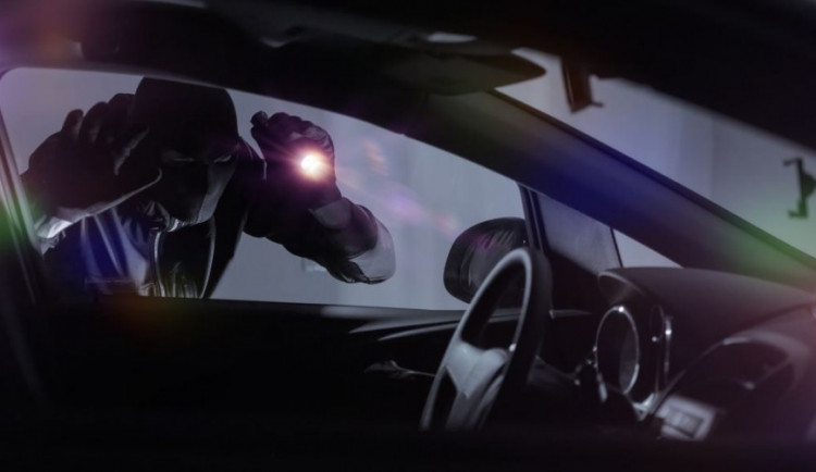 Zloděj na parkovišti u nádraží v Zábřehu vykradl auto. Po sobě zanechal doslova spoušť