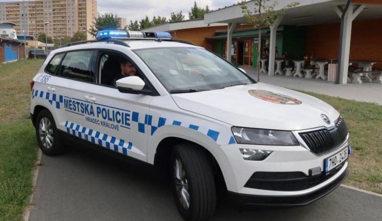 Chlapec utekl z domu, šel si do hračkářství pro plyšáky