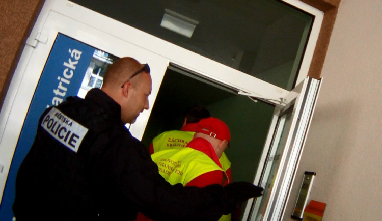 Z hradecké psychiatrie utekl nebezpečný pacient, strážníci ho našli do čtvrt hodiny