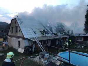 FOTO/VIDEO: V Domašově hořela střecha rodinného domu. Požár napáchal velkou škodu a dům je zcela poškozen