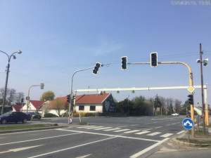 Vyvrácená značka nebo uvolněný semafor, strážníky zaměstnává silný vítr