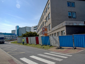 Ve fakultní nemocnici začala demolice budovy II. interní kliniky, práce omezí trasy pro pěší