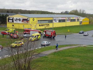 FOTO: U Žluté haly se stala těžká nehoda dvou osobáků, řidiče museli vystříhávat