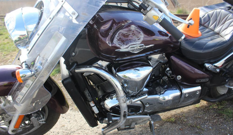 Motorkář havaroval před železničním přejezdem. Řidič i spolujezdkyně utrpěli zranění