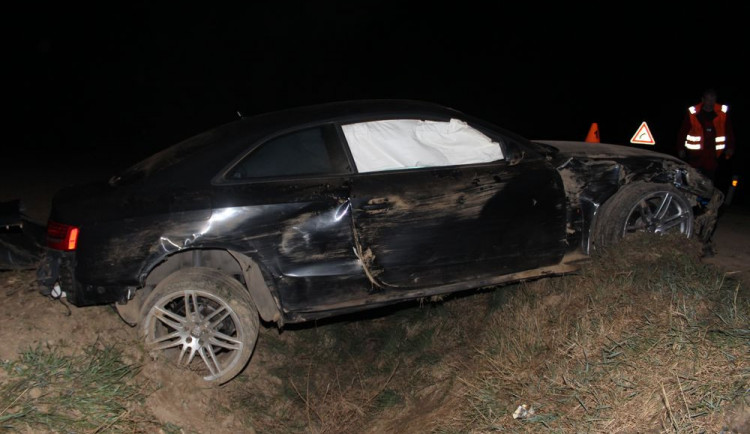 Mladík nezvládl řízení po projetí zatáčky a skončil v příkopu. Policie přestupek vyřešila pokutou