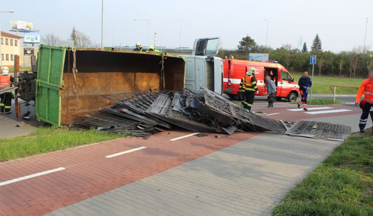 Na křižovatce havaroval náklaďák vezoucí železný šrot. Ten se vysypal na cyklostezku a chodník