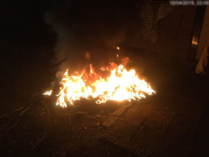 Muž v noci zapálil pneumatiky v ulici 17. listopadu, z místa utekl