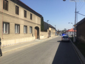 V ulici Řepčínská padaly ze střechy domu tašky