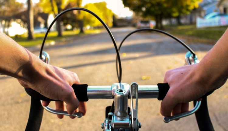 Opilý cyklista jedoucí po chodníku chtěl sjet na silnici, narazil však do auta a pokusil se ujet