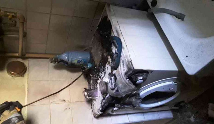 Muži v bytě hořela pračka, požár se pokusil uhasit sám a nadýchal se zplodin