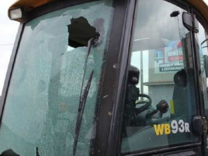 Vandal rozbil okno bagru zaparkovaného ve firemním areálu. Ve vězení si může posedět až rok