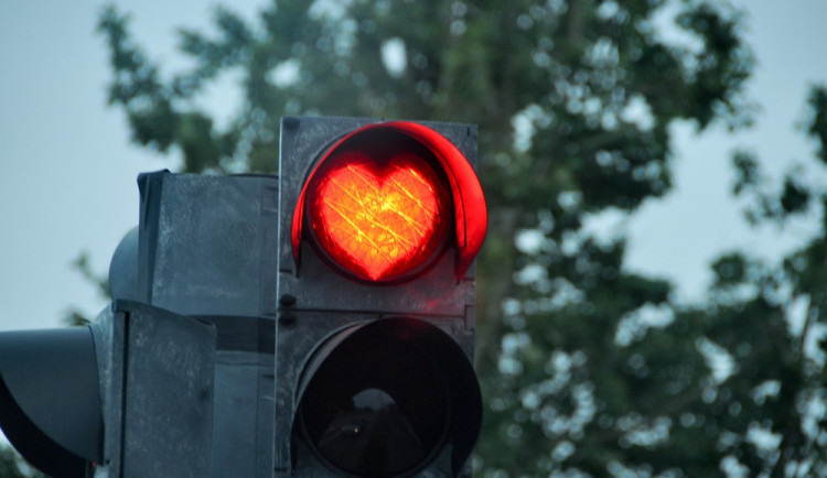 Jednáctiletého chlapce srazilo auto, řidič mu poskytl první pomoc