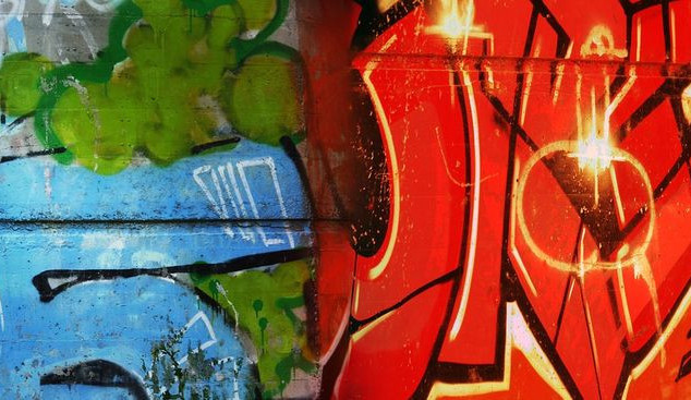 Vandal posprejoval stěnu Památníku lovců mamutů v Přerově