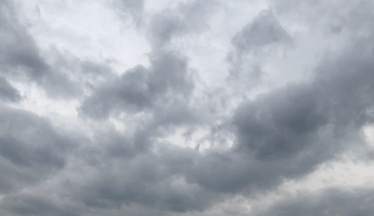 POČASÍ NA PÁTEK A VÍKEND: Bude se stále více ochlazovat, v neděli může i sněžit