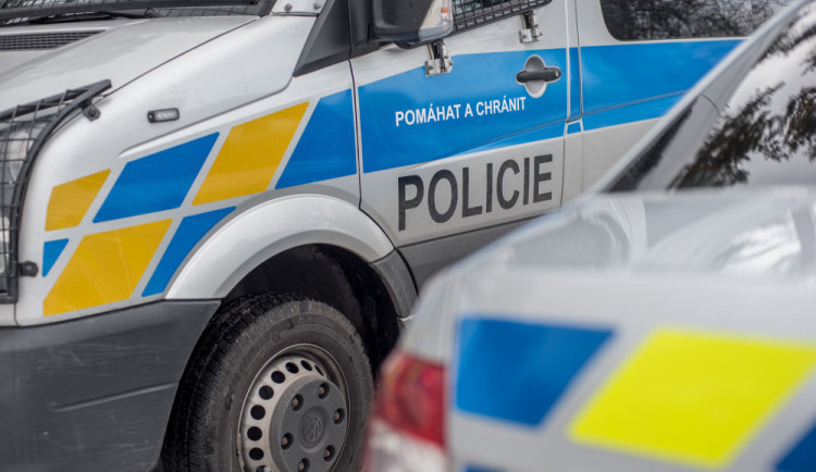 Zloděj vykradl auto u lomu v obci Výkleky. Do kufru se dostal rozbitím zadního skla
