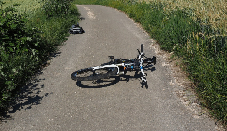 Téměř dvě promile nadýchal opilý cyklista, který nezvládl jízdu a upadl na silnici