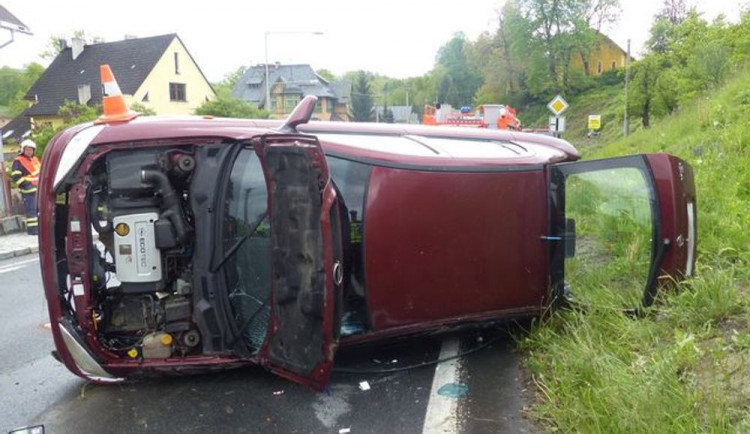 Mladá řidička se v zatáčce lekla protijedoucího náklaďáku a strhla volant. Na mokré silnici dostala smyk a auto se převrátilo na bok