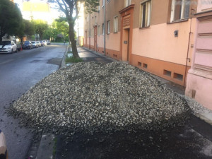 Muž si nechal složit štěrk na chodník v Polívkově ulici. Někdo na něj zavolal policii