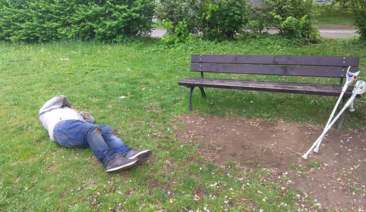Bezdomovec o berlích proseděl celou noc na lavičce u dětského hřiště. O pár hodin později ležel v bolestech promočený na zemi