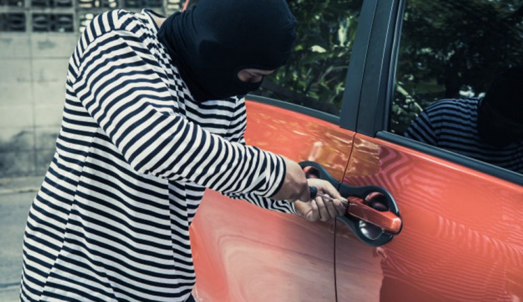 thieves-try-use-screwdriver-open-car-door-steal-car-while-owner-car-does_34755-100