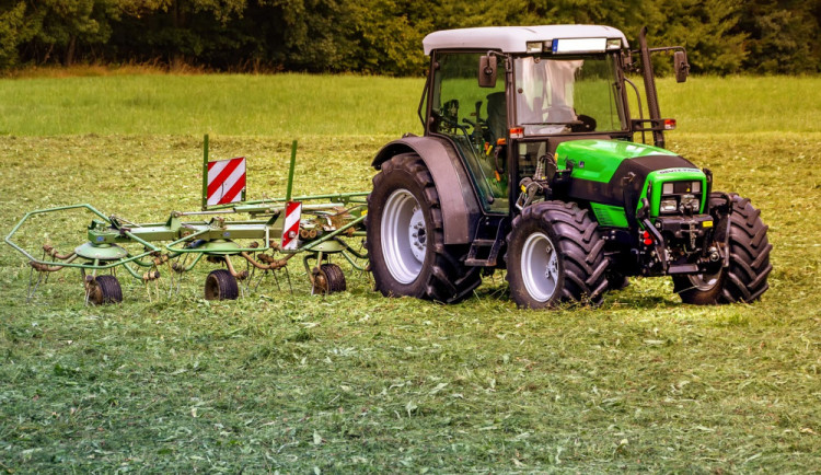 Zloděj odmontoval a ukradl dveře traktoru. Navíc z něj odčerpal desítky litrů nafty