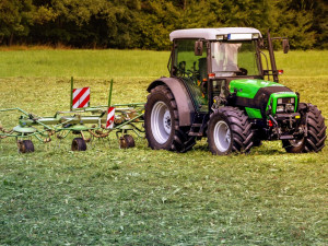 Zloděj odmontoval a ukradl dveře traktoru. Navíc z něj odčerpal desítky litrů nafty