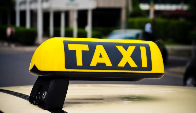 Falešného taxikáře zadržela policie v Hranicích. Za padělání průkazu mu hrozí až tři roky ve vězení