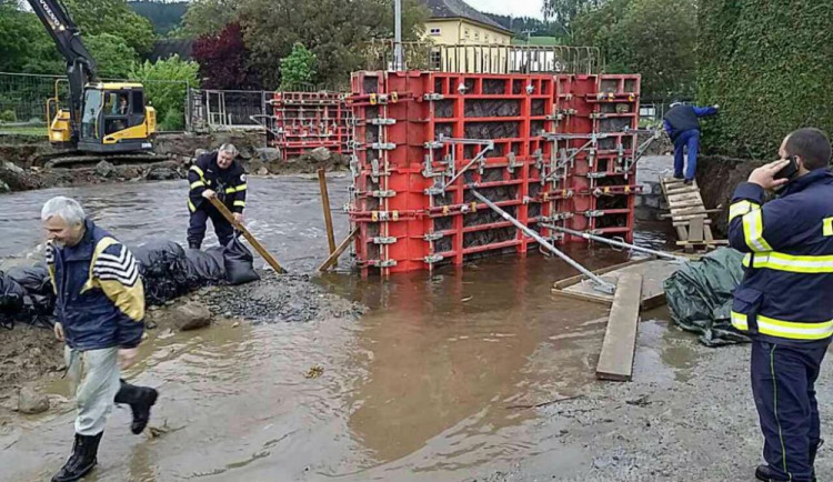 Hladiny řek v Olomouckém kraji stoupají. Došlo k zatopení silnice i domů