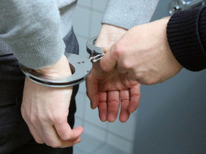 Zhruba dvacetiletému muži nově hrozí až tři roky vězení za napadení svých vrstevníků