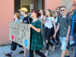 FOTOGALERIE: Žádná škola, klima volá, křičeli studenti. Středoškoláci v Olomouci stávkovali za lepší klima