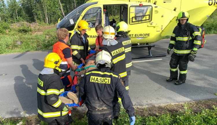 VIDEO: Muže u Pohořan zavalil strom a byl zasypaný zeminou. Pomohli mu kolegové a hasiči