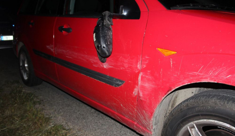 Opilý řidič naboural na dálnici do taxíku. Z místa nehody ujel, taxikář ho však pronásledoval