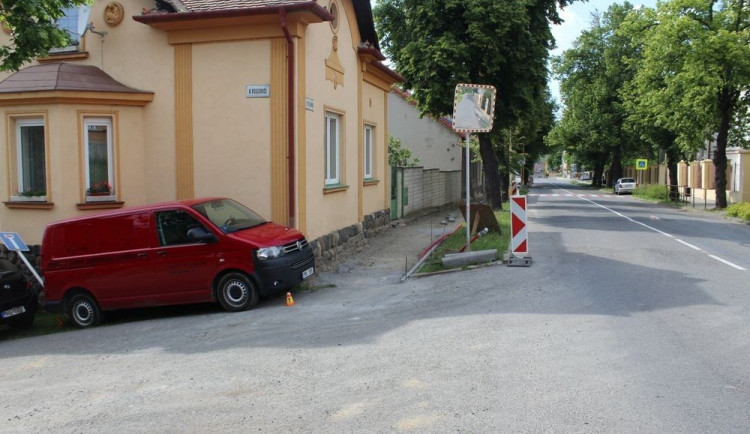 Řidič špatně zabrzdil dodávku, která se rozjela z kopce a vyvrátila dopravní značku