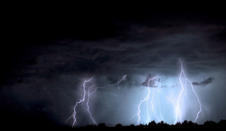 Meteorologové varují před silnými bouřkami, které mohou doprovázet kroupy. Výstraha platí do pátku